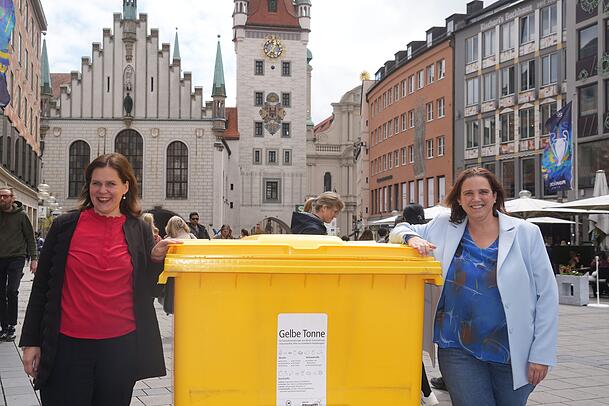 (v.l.) Bürgermeisterin Verena Dietl (SPD) und Kommunalreferentin Jaqueline Charlier (parteilos) auf dem Marienplatz bei der Vorstellung der Gelben Tonne. Die beiden empfehlen dem Stadtrat die Einführung der Tonne, in die Verpackungsmüll geworfen werden kann.