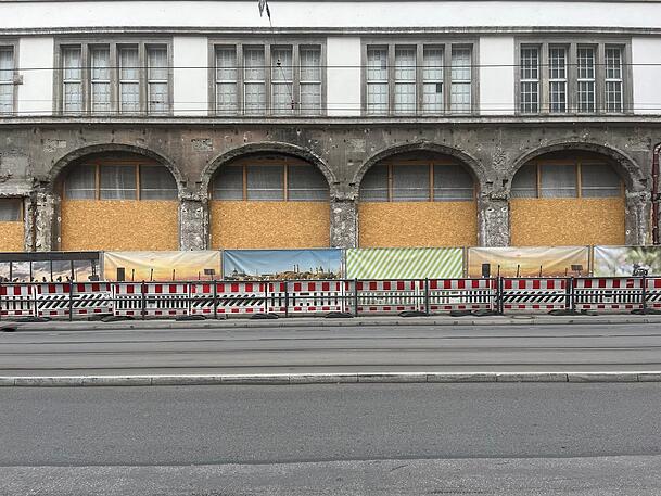 Auch an der Prielmayerstraße wurde der Bauzaun mit Fotos verschönert.