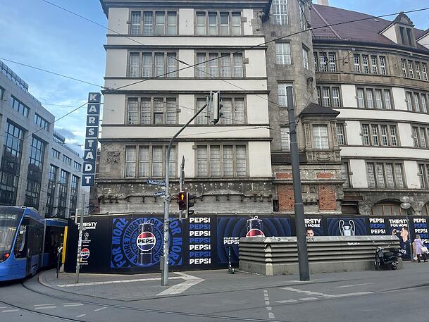Tor zur Innenstadt: Der ehemalige Karstadt am Bahnhofplatz, jetzt mit Pepsi-Werbung.