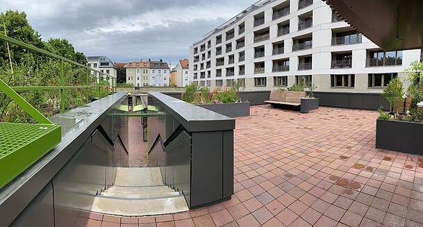 Holzbänke, grüne Stauden und viel Platz: Neben dem Standl der "Focacceria" am Elisabethmarkt führt ein Treppenaufgang auf diese Dachterrasse.