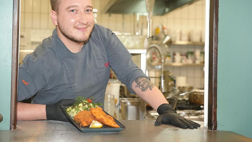 Koch Deniz Wagner und das steirische Backhendl. Das ist jetzt schon der Renner bei den Gästen.