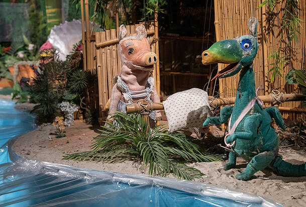 Urmel aus dem Eis (r) steht im Puppenkistenmuseum "Die Kiste" neben dem Schwein Wutz. Die Figuren gehören zu den berühmtesten Puppen der Augsburger Puppenkiste.