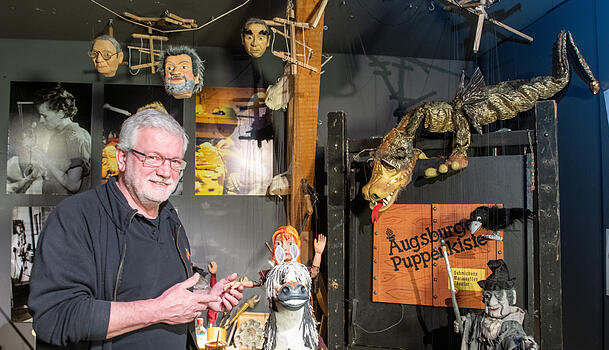 Theaterdirektor Klaus Marschall steht im Puppenkistenmuseum "Die Kiste" zwischen Marionetten. Er will neue Finanzierungsformen für die Augsburger Puppenkiste finden.