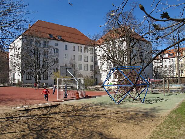Jede große Pause wird an der Schule Fußball gespielt. Einmal die Woche kicken hier explizit Mädchen.