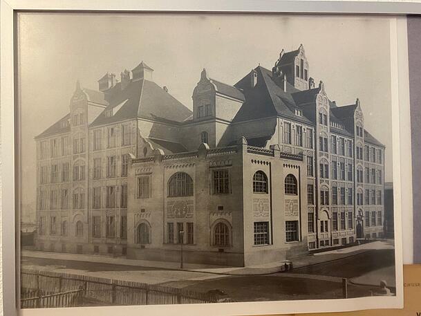 Seit 125 Jahren gibt es die Guldeinschule im Westend. Gebaut hat sie der Münchner Architekt, Stadtplaner und Hochschullehrer Theodor Fischer – samt Suppensaal, einem Brausebad im Keller und einem "Karzer".