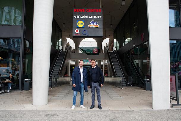 Richard van de Beek (l). von der Rosa-Alscher-Group und Quartiersmanager Frank Pöstges-Pragal (PPD Consulting), die für das ZAM in Freiham verantwortlich sind.
