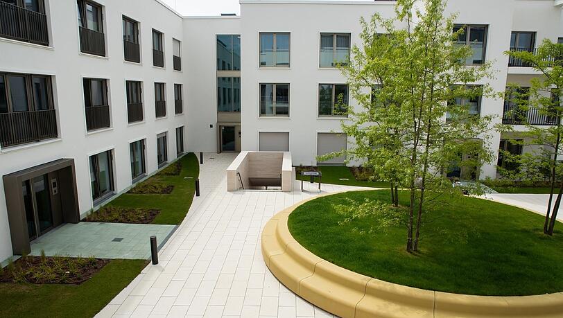 Über dem Einkaufszentrum, mit eigenen Zugängen, sind die dreistöckigen Wohneinheiten mit begrüntem Innenhof.