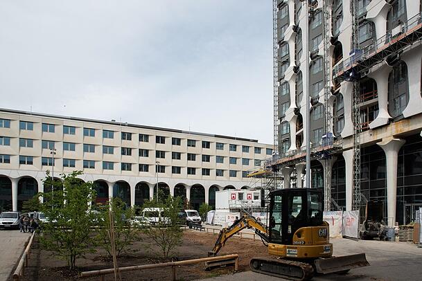 Noch nicht ganz fertig: Auch Wohnungen entstehen in dem neuen Quartier.