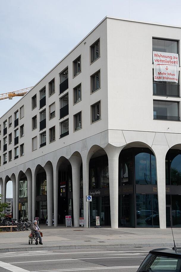 Unten Shoppen und Essen, oben Wohnen: markante Säulen-Architektur am zentralen Mahatma-Gandhi-Platz in Freiham.