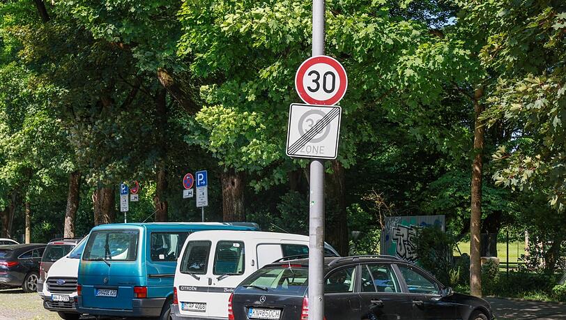 Leicht verwirrend: Auf die Tempo-30-Zone folgt allgemein Tempo 30, darum musste die Stadt die Schilder so aufhängen.