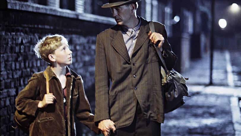 Louis Klamroth mit Vater Peter Lohmeyer im Film "Das Wunder von Bern".