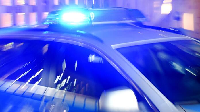 Ein 19-Jähriger wurde am Freitagabend von einem Unbekannten niedergestochen. (Symbolbild) Ein 19-Jähriger wurde am Freitagabend von einem Unbekannten niedergestochen. (Symbolbild)