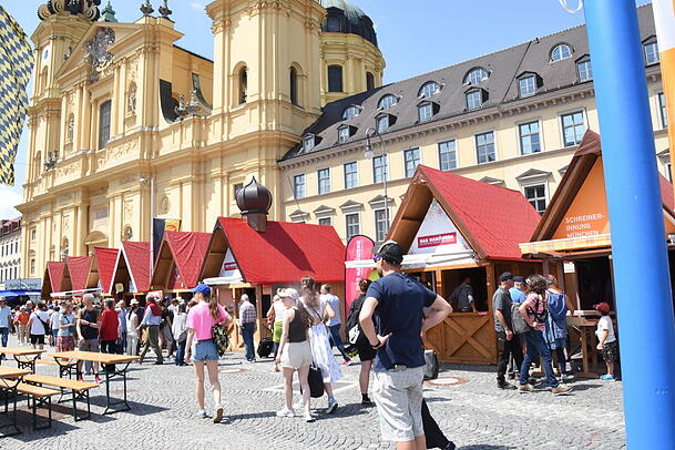 Im Handwerkerdorf auf dem Odeonsplatz informieren 15 verschiedene Innungen über ihr Handwerk und laden zum aktiven Mitmachen ein.