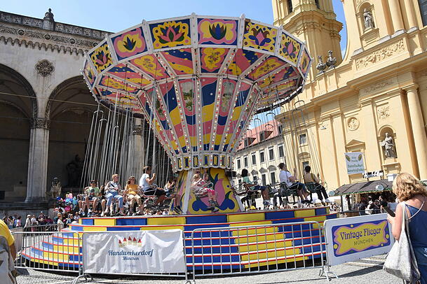 Auf dem Odeonsplatz findet man auch das Kinderparadies mit einem Kettenkarussell.