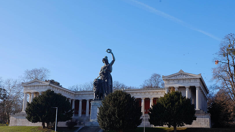 Bavariastatue und Ruhmeshalle an der Theresienwiese.