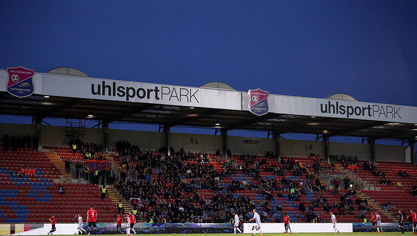 Der Uhlsport-Park im Flutlicht.