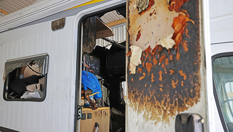 Das Wohnmobil der NSU-Terrorzelle steht mit Brandspuren in der Asservatenkammer des Bundeskriminalamtes. Nach einem missglückten Banküberfall wurden vor 10 Jahren die Rechtsterroristen Mundlos und Böhnhardt tot in einem ausgebrannten Wohnmobil in Eisenach gefunden.
