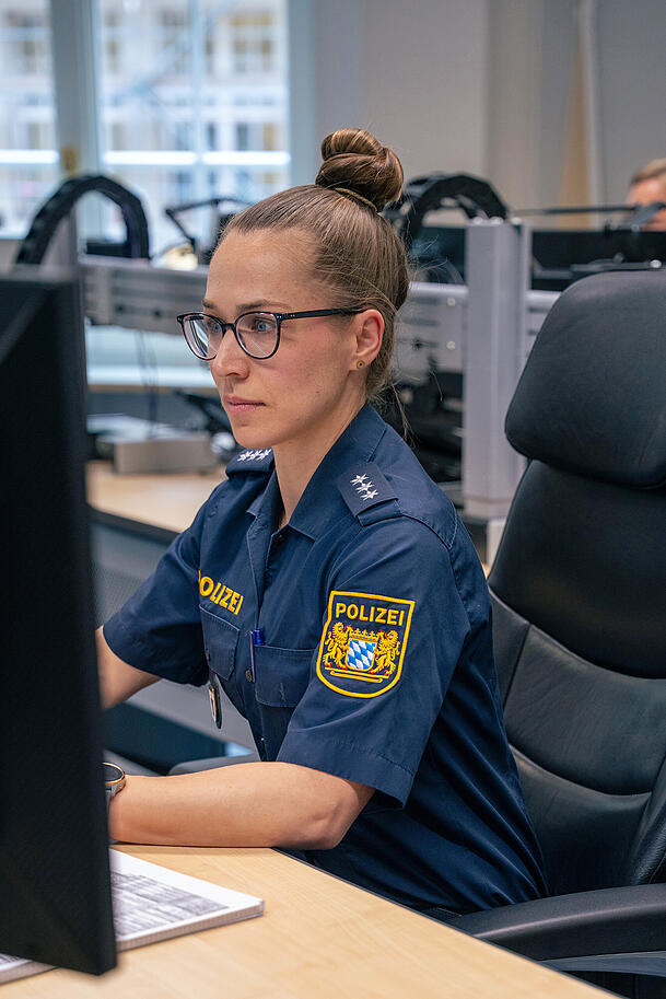 Höchste Konzentration ist erforderlich, wenn jemand den Polizeinotruf 110 wählt.