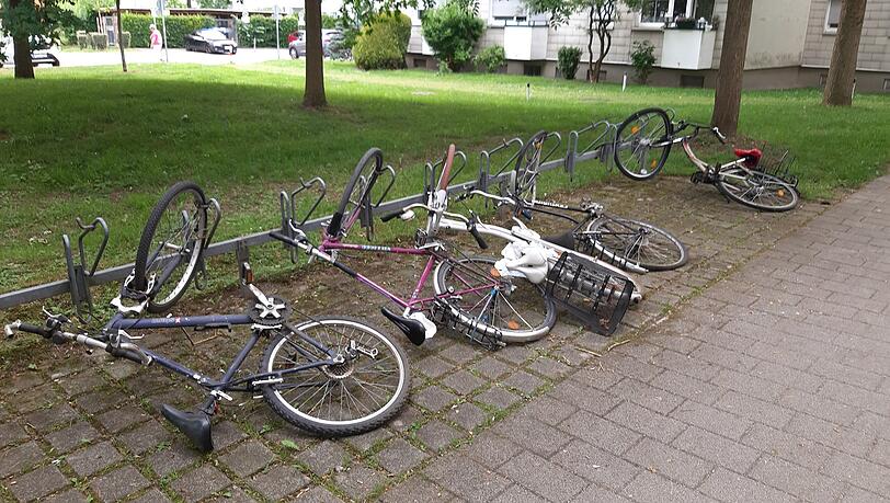 "Wie krank sind diese Menschen?": Unbekannte Randalierer treten in München Fahrräder kaputt