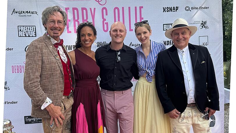 Stefan von Heyden, Dionne Wudu, Bernd Heppel, Julia Gruber oder auch Axel Munz waren auf der Hochzeit als Gäste geladen.