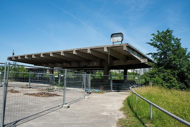 Der stillgelegte Olympia-S-Bahnhof gammelt vor sich hin. Was mit dem Gebäude passieren soll, ist nicht klar.