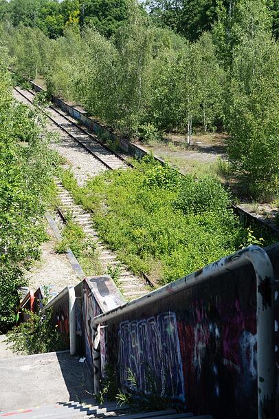 die alte Treppe von den Gleisen hoch zum stillgelegten Bahnhofsgebäude