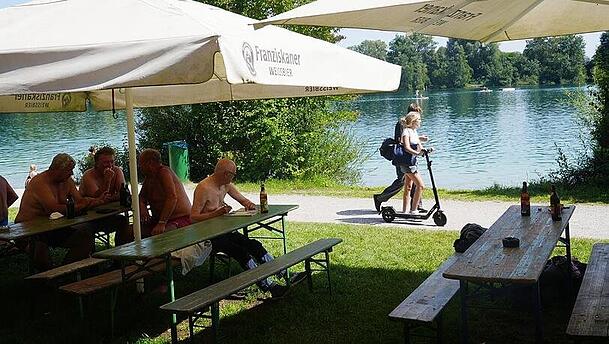 Ein kleines Idyll bei Karlsfeld: der Waldschwaigsee mit Kiosk.