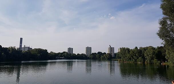Ein ungewöhnliches Bild: Der Lerchenauer See ist von Hochhäusern umzingelt. Am südöstlichen Seeufer gibt es Grillplätze.