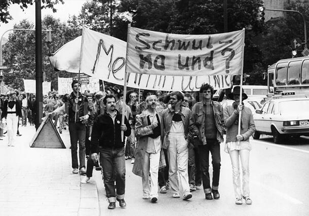 "Schwul – na und?" Der Demo-Zug vor 45 Jahren.