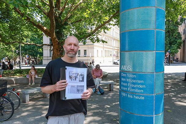 Gregor Stawinski am Aids-Memorial am Sendlinger Tor. Seit 2024 bietet er als „Queer City Guide“ Stadtführungen zu Münchens queerer Geschichte an. Dabei hat er auch alte Zeitungsausschnitte und Geschichten abseits der bekannten Fakten.