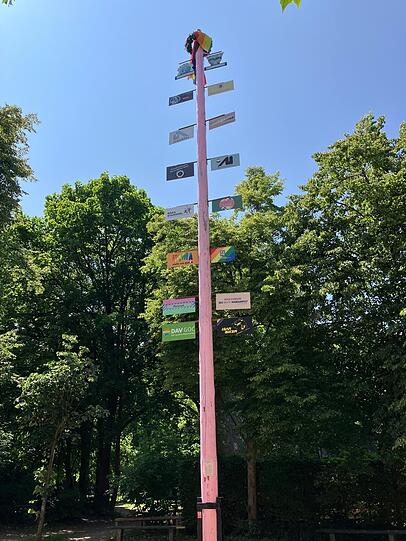 Am Karl-Heinrich-Ulrichs-Platz steht heute das Rosa Stangerl, der queere Maibaum in München.