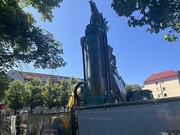 Nach Auskunft eines Firmenmitarbeiters sollen außen ums Loch Betonpfähle gesetzt werden.