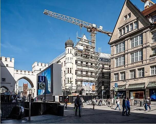 Eingerüstet und hinter Containern teils kaum mehr zu sehen: So kannten die Flaneure in der Fußgängerzone das Haus direkt am Karlstor jahrelang.