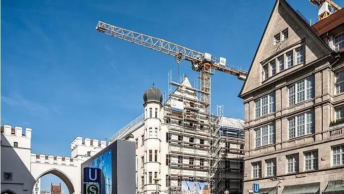 Eingerüstet und hinter Containern teils kaum mehr zu sehen: So kannten die Flaneure in der Fußgängerzone das Haus direkt am Karlstor jahrelang.