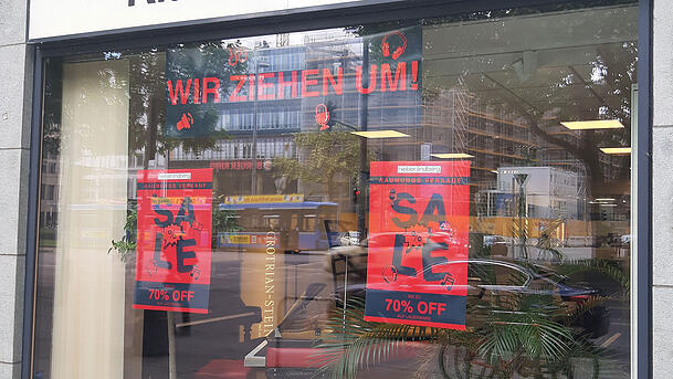 Plakate in den Schaufenstern informierten über den Umzug.