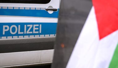 Berlin-Kreuzberg: Radfahrer reißt Mädchen Palästinafahne aus der Hand – Vater fährt ihn mit Auto an