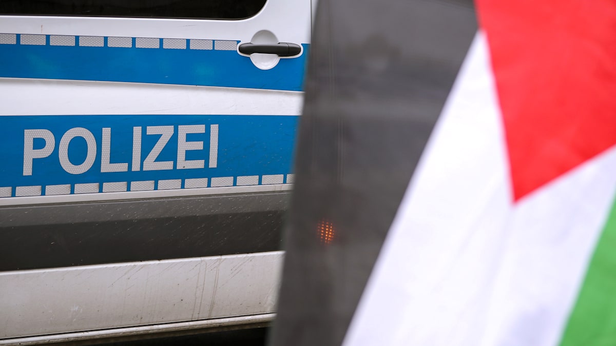 Berlin-Kreuzberg: Radfahrer reißt Mädchen Palästinafahne aus der Hand – Vater fährt ihn mit Auto an