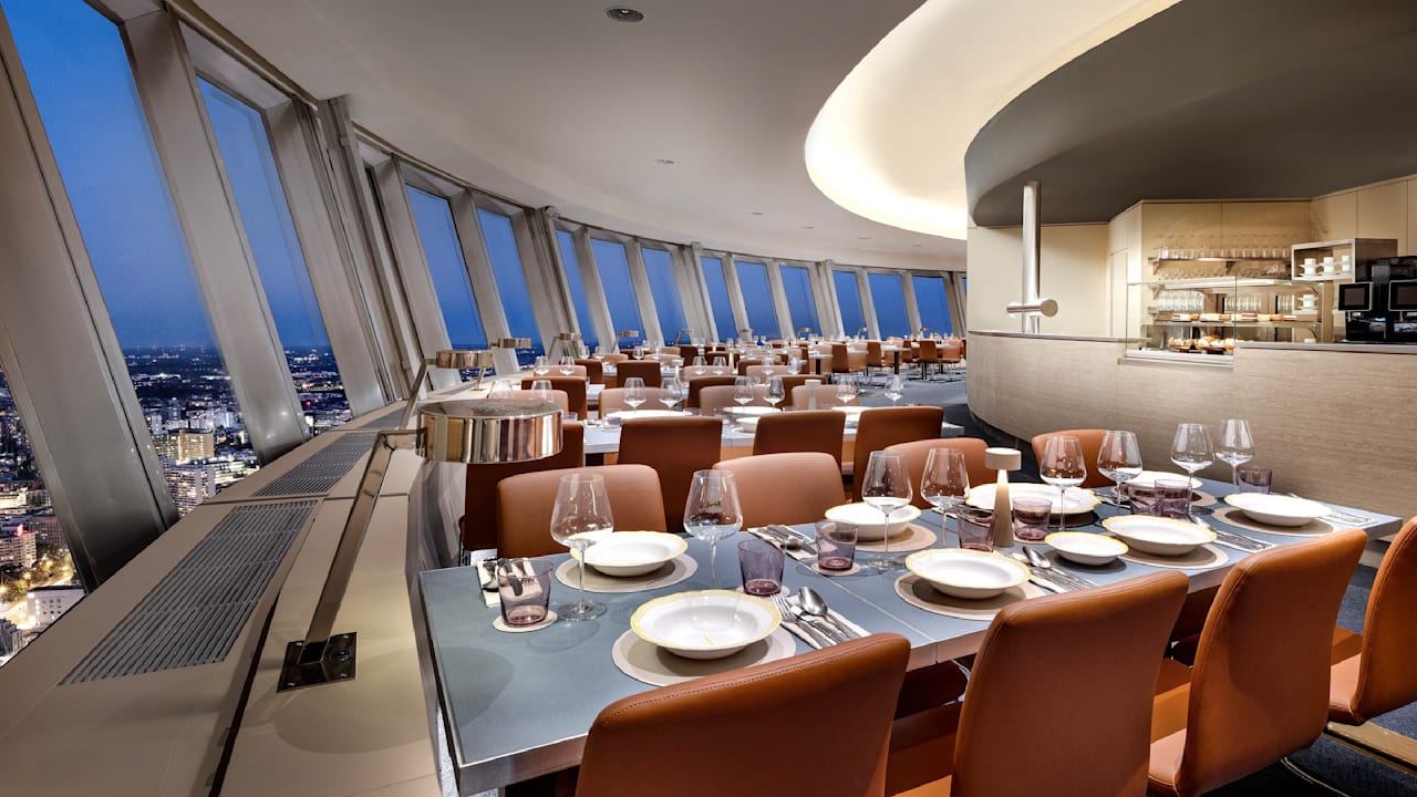 Fernsehturm-Restaurant: Tim Raue eröffnet neues Gourmet-Erlebnis | Regional