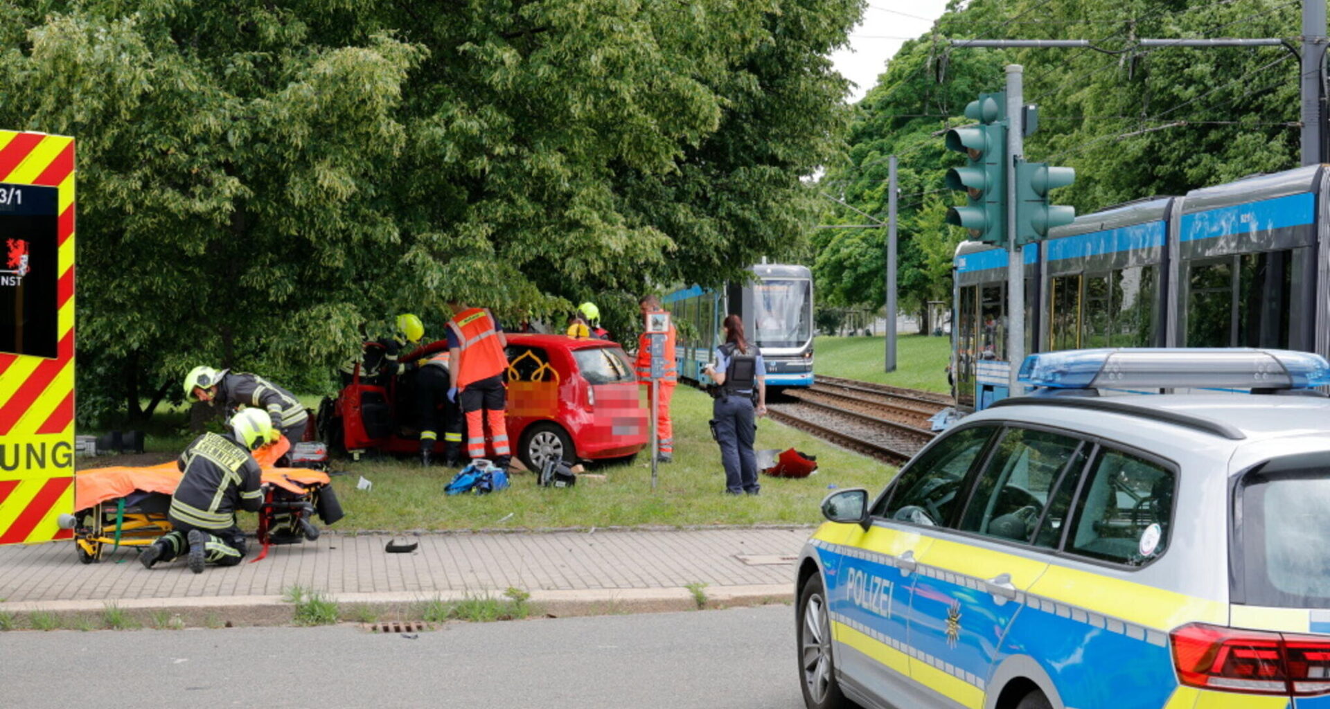 Pkw kollidiert mit Straßenbahn in Chemnitz