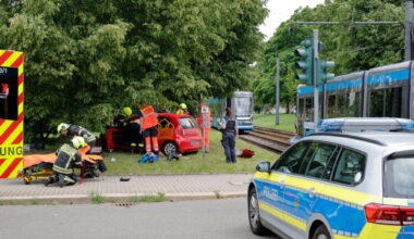 Pkw kollidiert mit Straßenbahn in Chemnitz