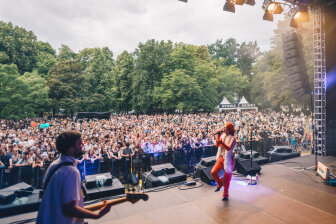 Alli Neumann auf der Kosmos-Bühne beim Festival in Chemnitz am 17. Juni 2022.