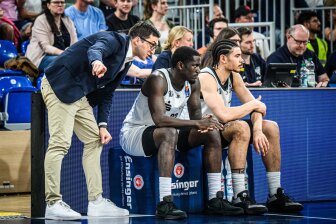 Co-Trainer Gjorgji Kochov hat scheinbar zu oft umsonst versucht, Damien Jefferson und Olivier Nkamhoua (von links) die defensive Taktik zu erklären. Die Niners Chemnitz bestätigten nun die Trennung von diesen beiden Spielern sowie von Jacob Gilyard und Jeff Garrett- und fanden dabei durchaus klare Worte.