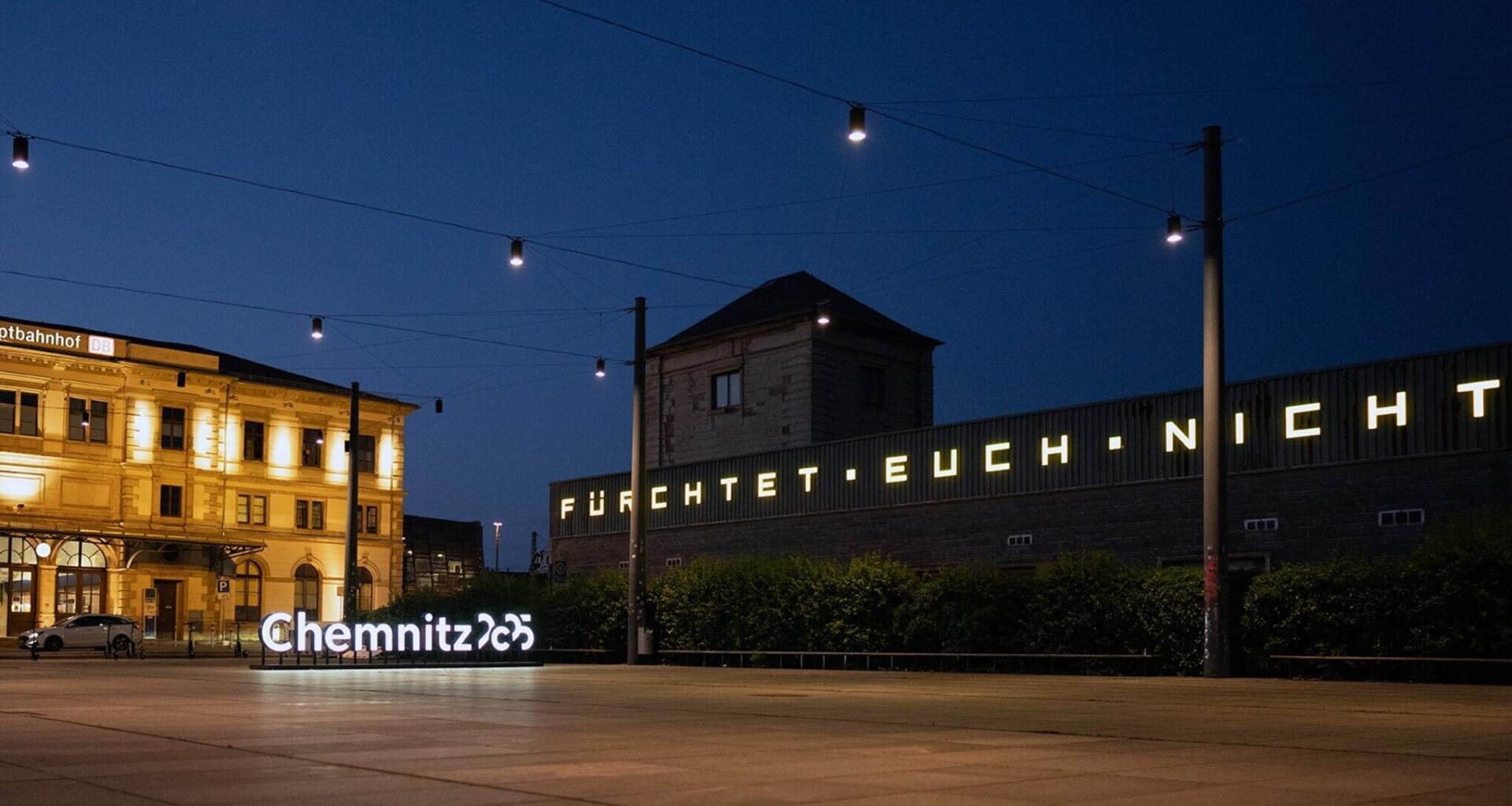 Ein Schriftzug am Chemnitzer Hauptbahnhof und was dahintersteckt