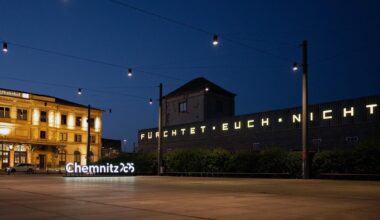 Ein Schriftzug am Chemnitzer Hauptbahnhof und was dahintersteckt