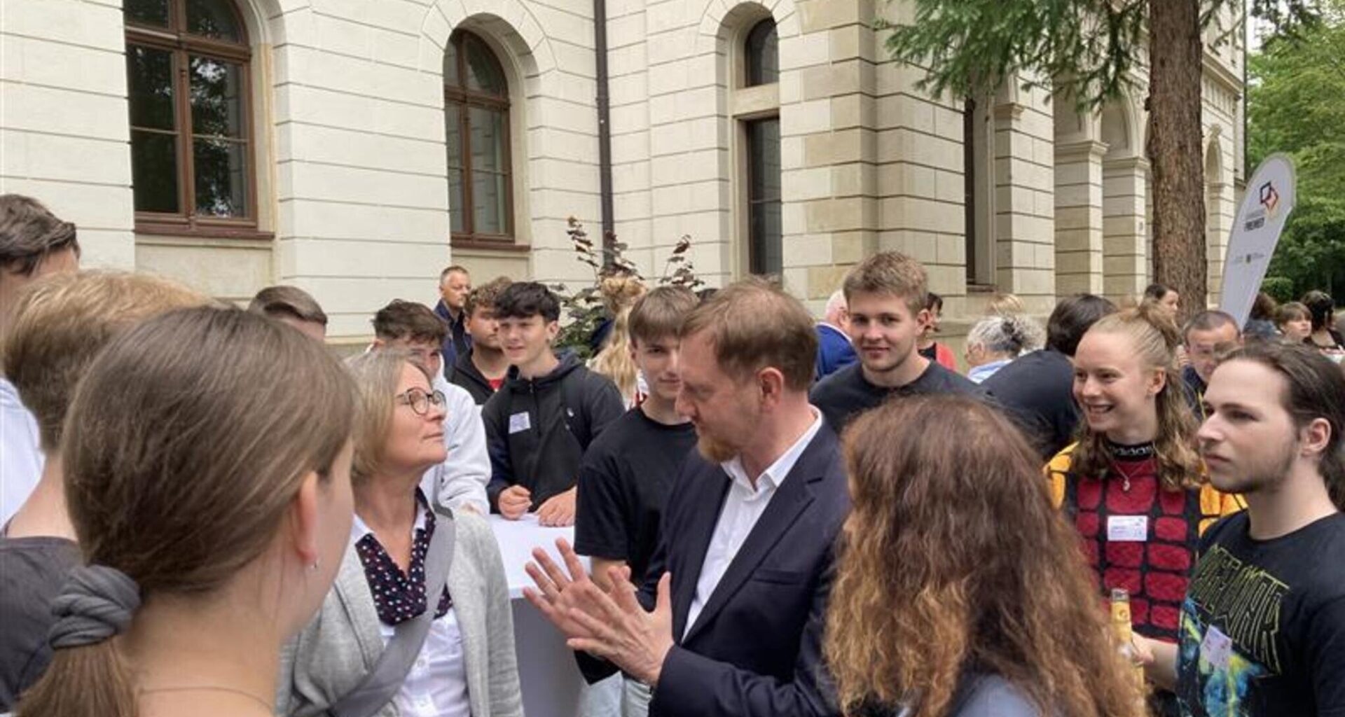 „Freiheit kriegt man nicht geschenkt“ – Schüler sprechen mit Zeitzeugen und Kretschmer über Demokratie