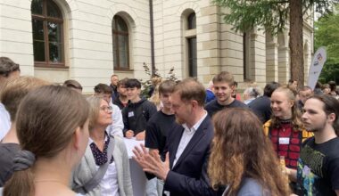 „Freiheit kriegt man nicht geschenkt“ – Schüler sprechen mit Zeitzeugen und Kretschmer über Demokratie