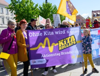 Im brandenburgischen Cottbus demonstrieren Erzieherinnen und Erzieher bei einem Aktionstag im Mai gegen einen drohenden "Kita-Kollaps".