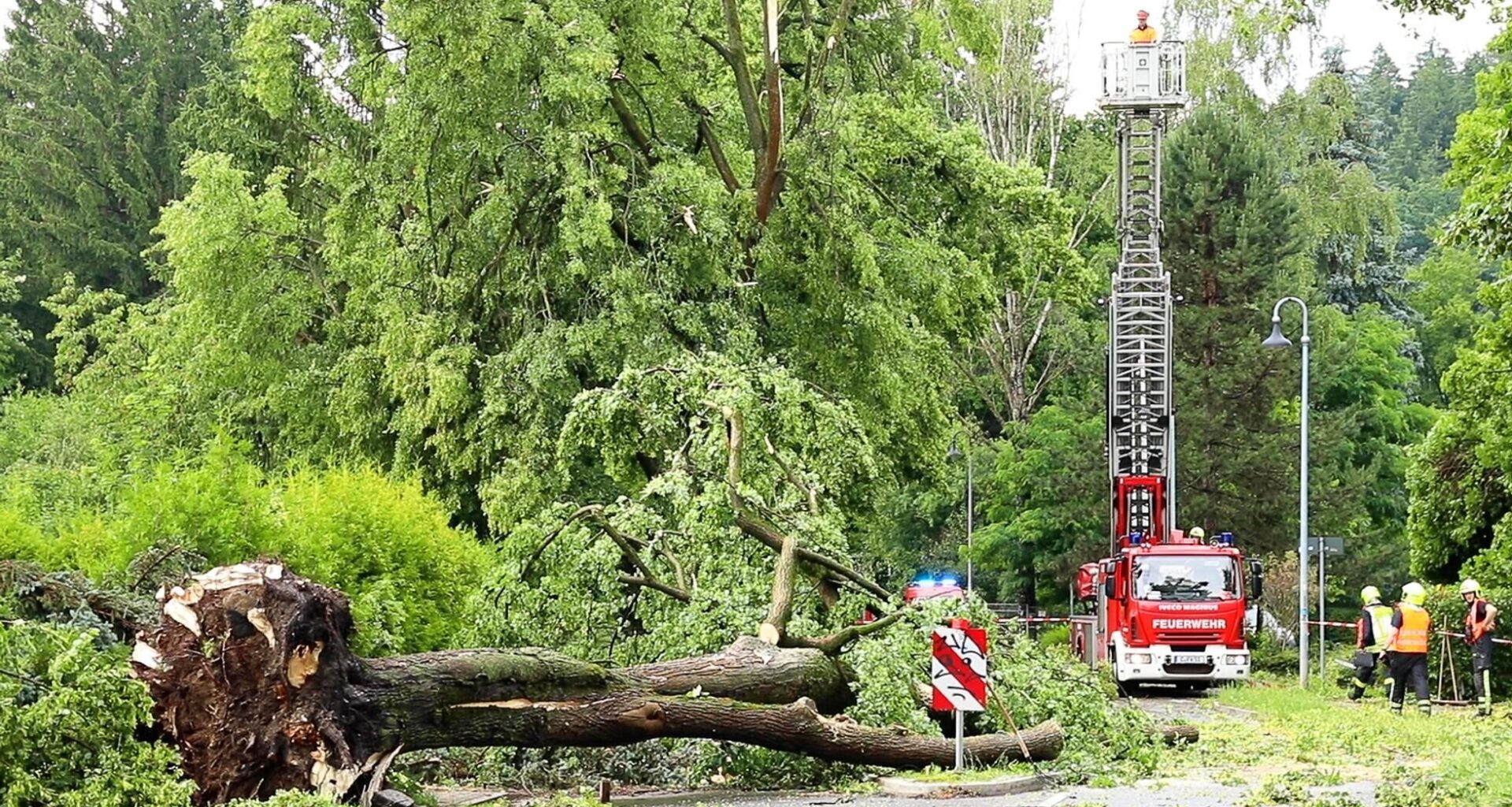 Unwetter macht Bahn- und Straßenverkehr Probleme