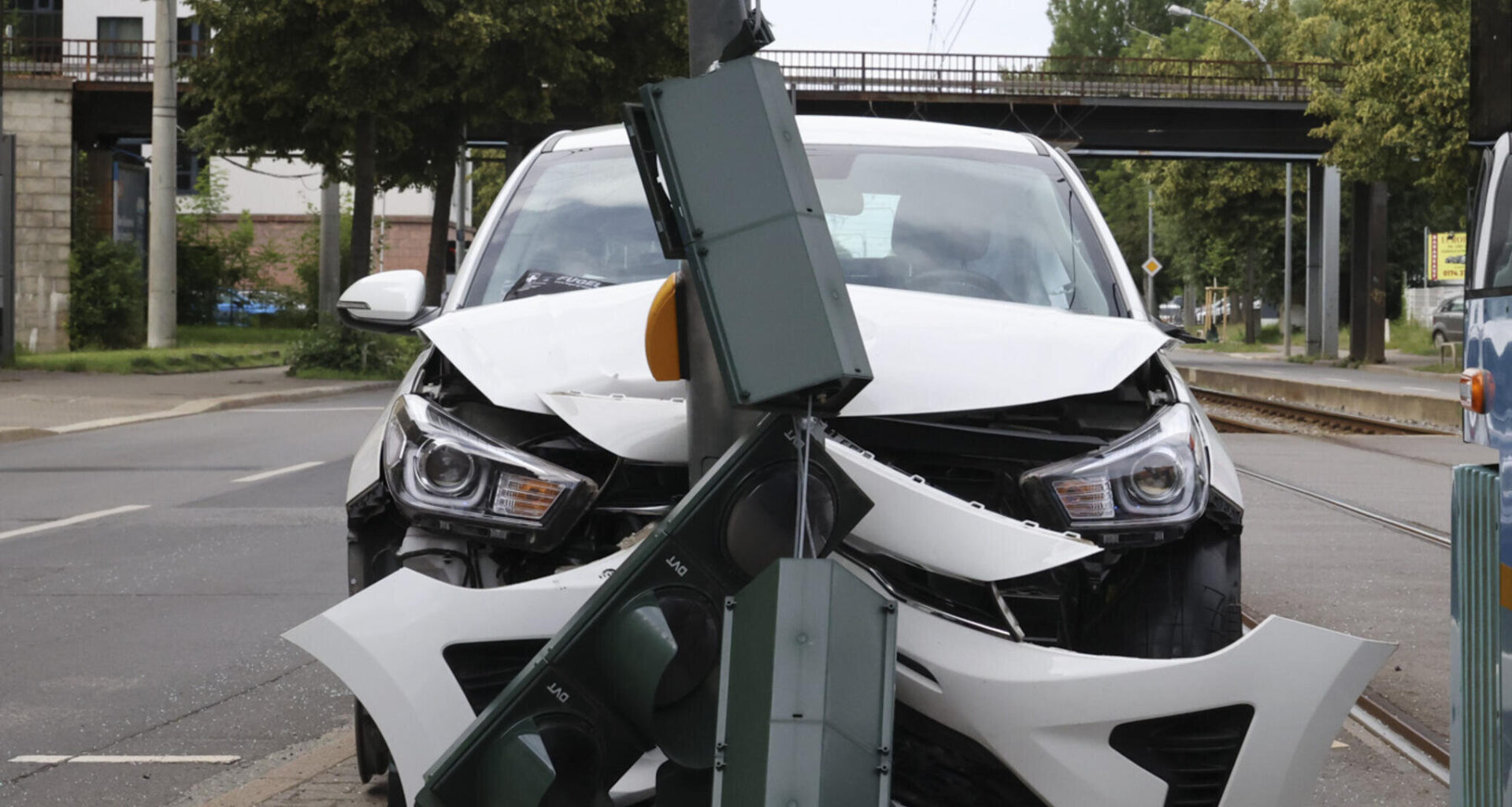 Crash mit Ampel auf der Annaberger Straße in Chemnitz