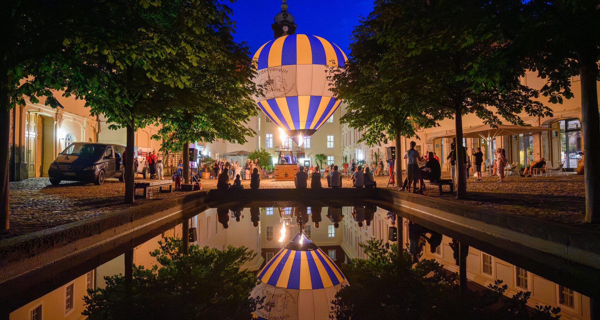 Was war denn da los? Ein Fesselballon im Schlosshof von Lichtenwalde